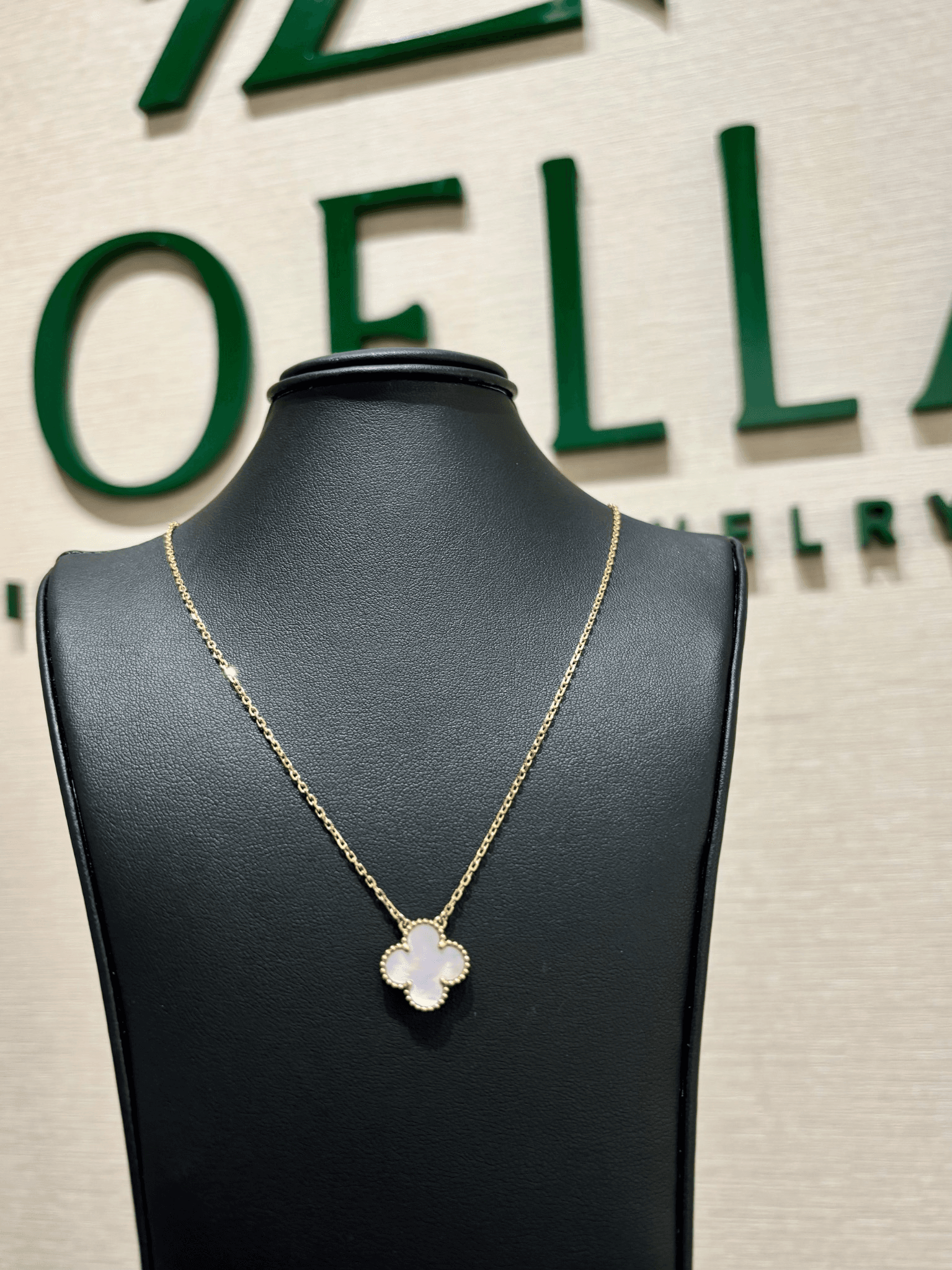18k Gold One Clover Mother Pearl
